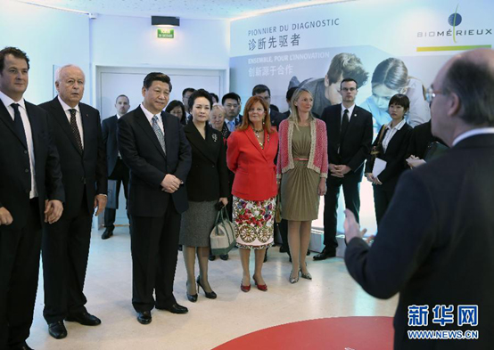 習(xí)近平參觀(guān)法國(guó)梅里埃生物科研中心