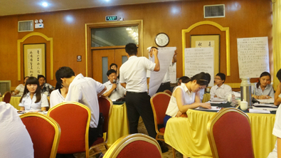 飛龍醫(yī)療董事長張新民現(xiàn)場點評員工作業(yè)